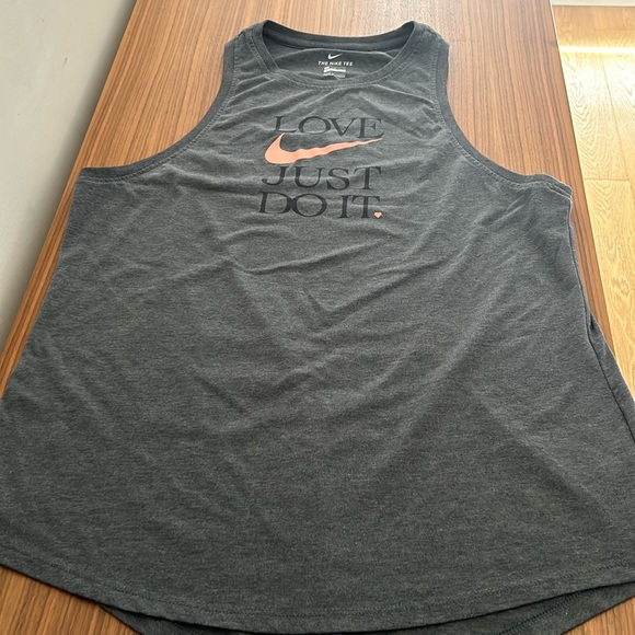 2 women’s tank tops - Picture 2 of 9